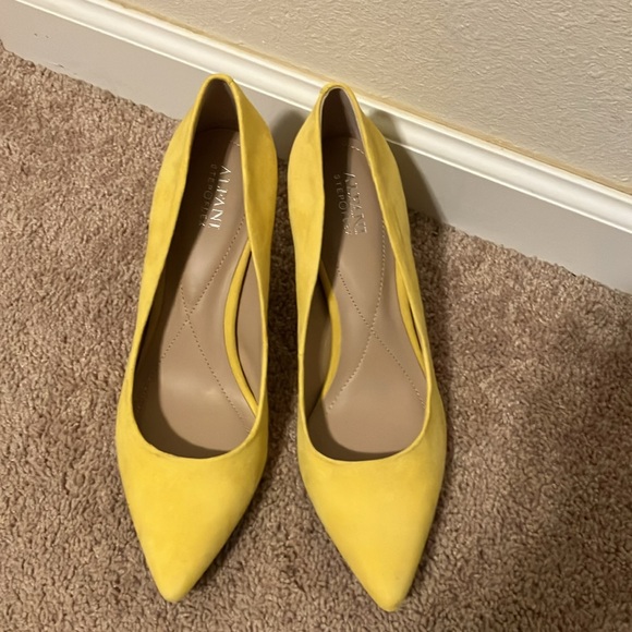 Yellow faux suede pumps - Picture 2 of 6